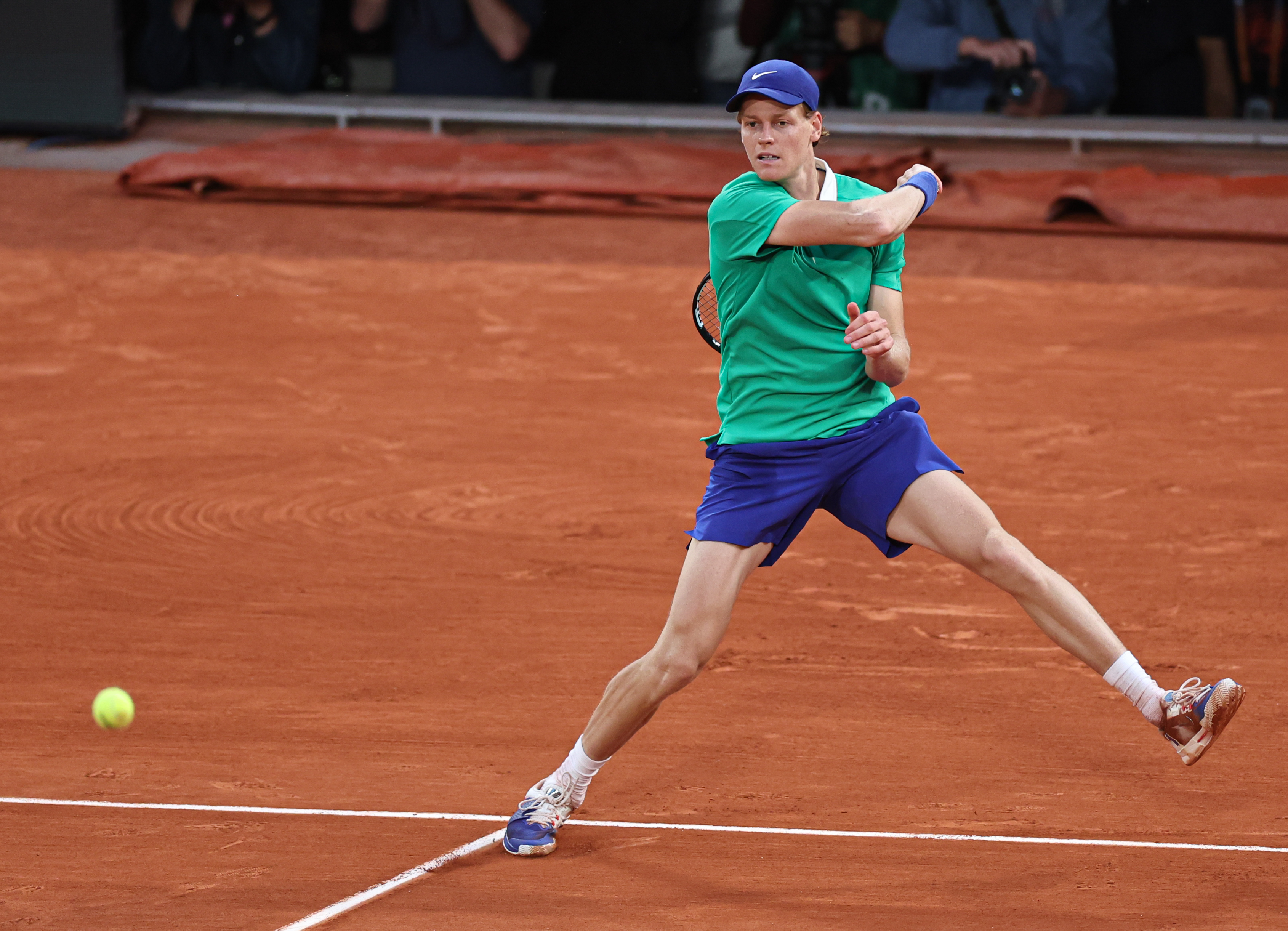 ATP总决赛险胜法网，辛纳扛起全队