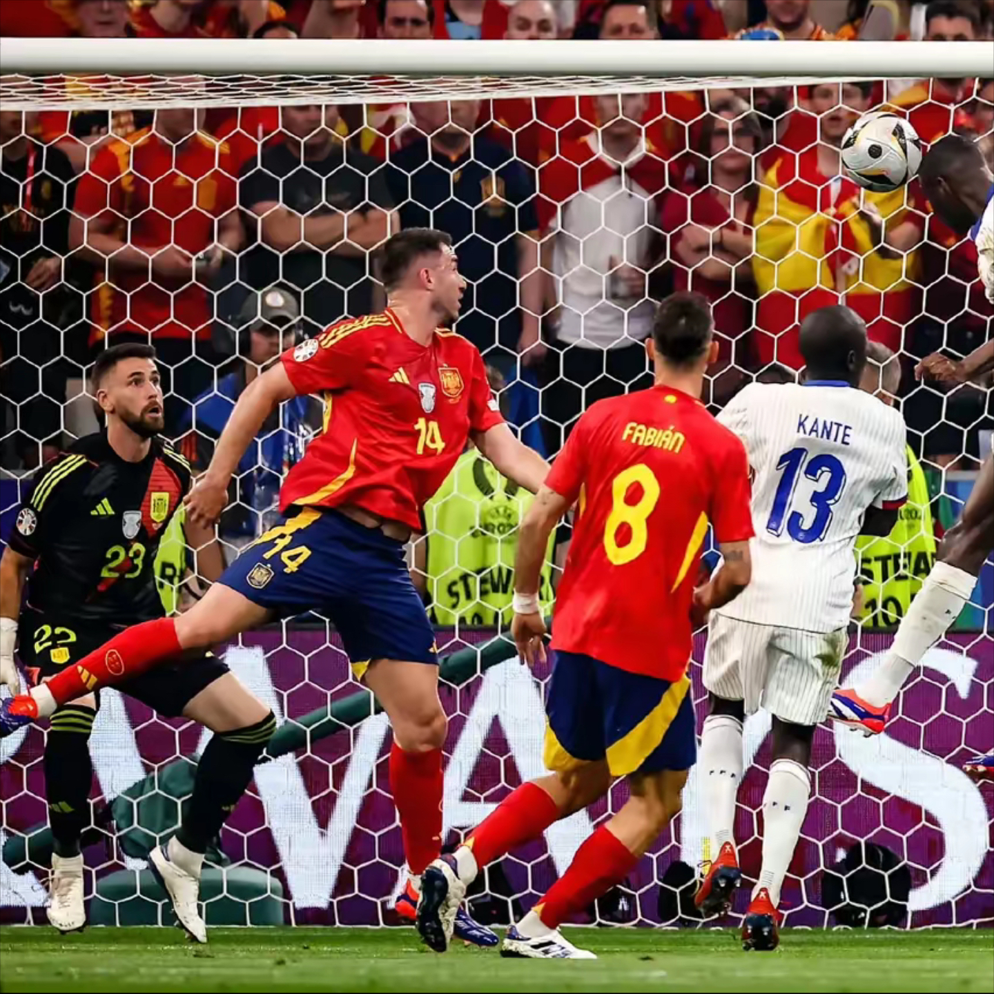 葡萄牙队鏖战法国队,波尔点燃赛场 葡萄牙队鏖战法国队,波尔点燃赛场