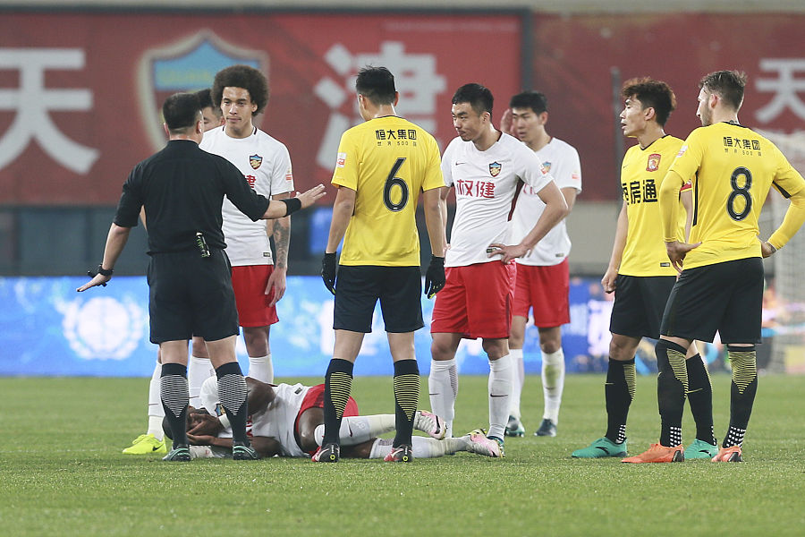 恒大后防连失进球，防线危机待解