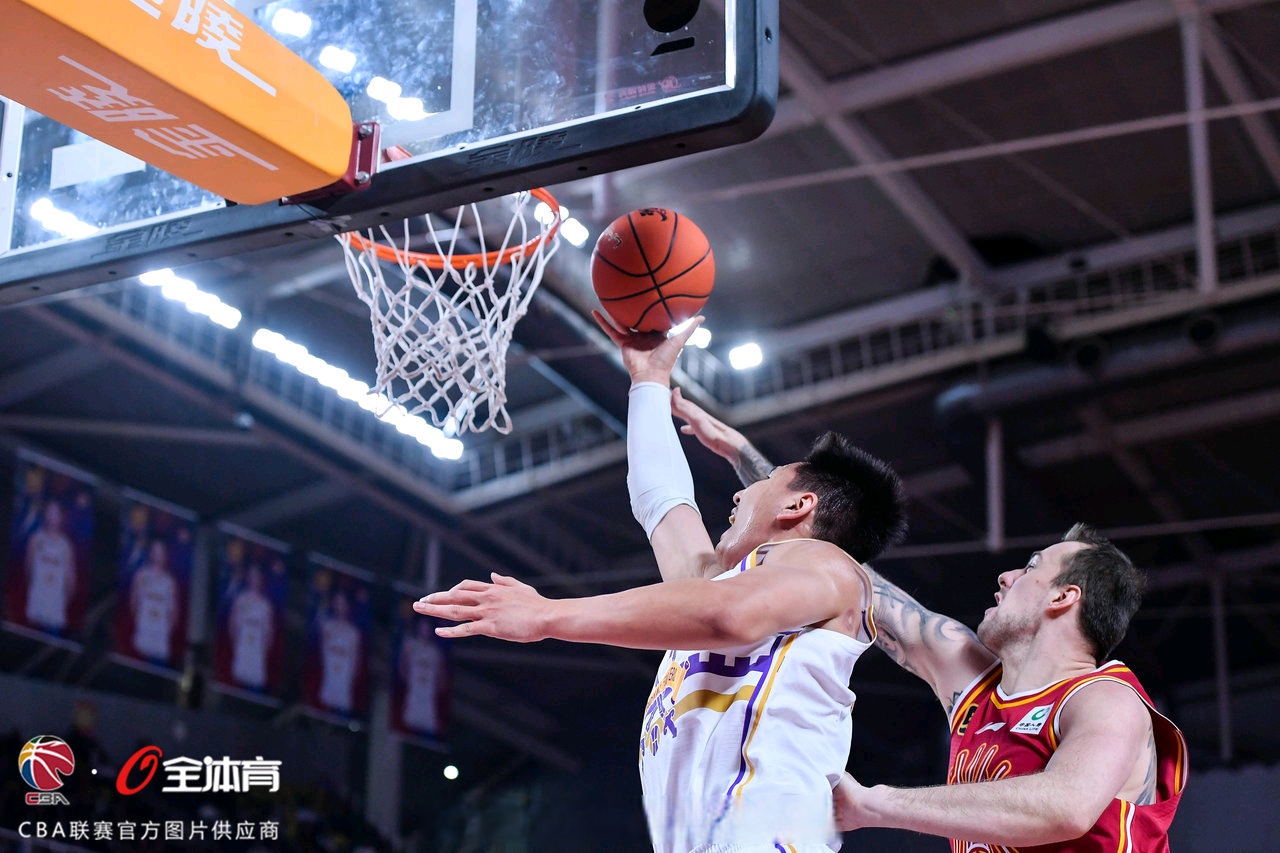 北京北控男篮全队备战总决赛,冲击胜利奖杯 北京北控男篮全队备战总决赛,冲击胜利奖杯