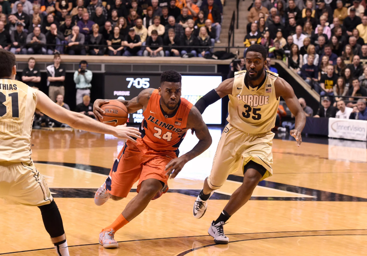 公牛碾压广东队,莫兰特惊艳四座 公牛碾压广东队,莫兰特惊艳四座