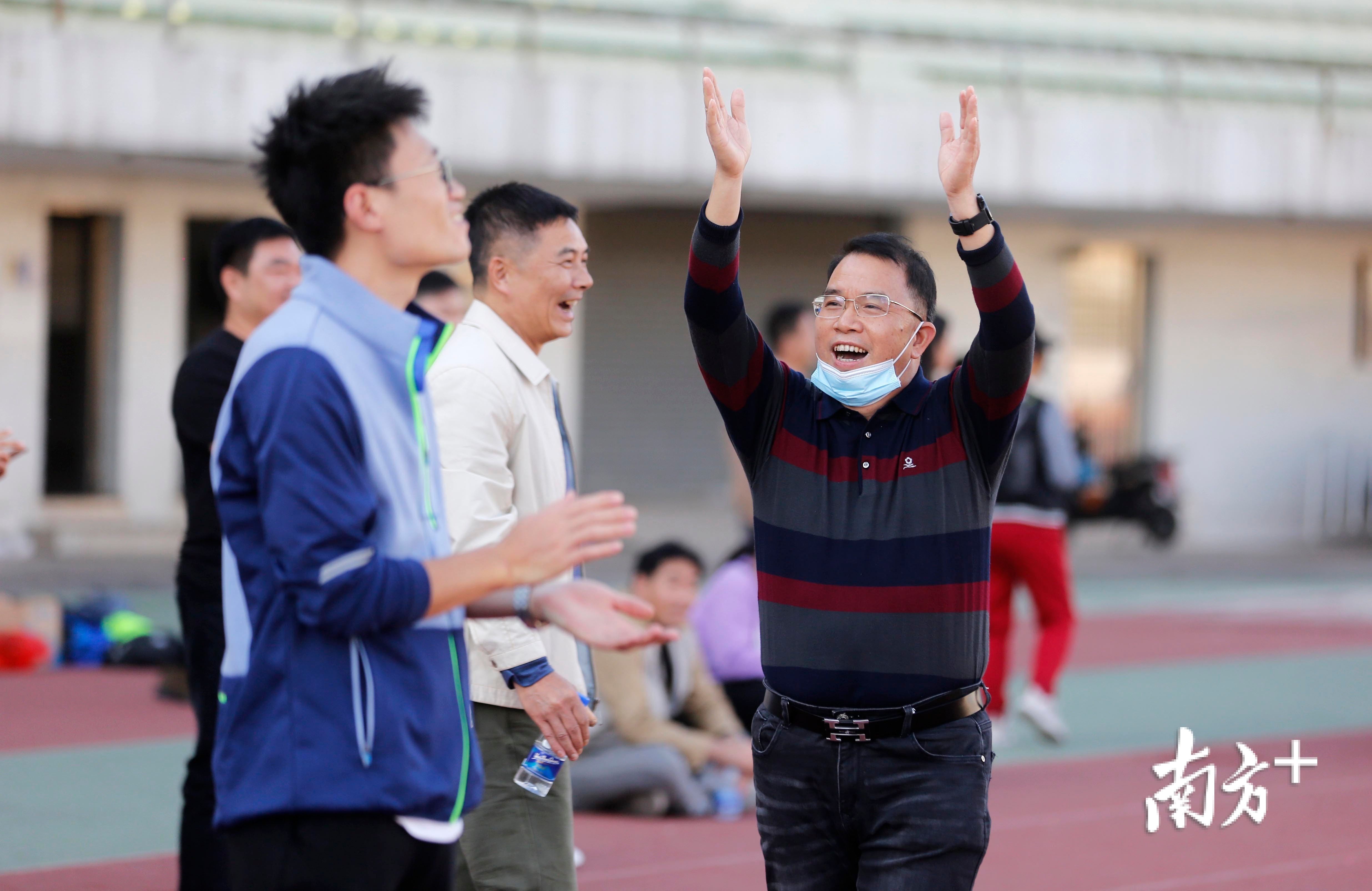 球场上表现抢眼，球员们笑逐颜开