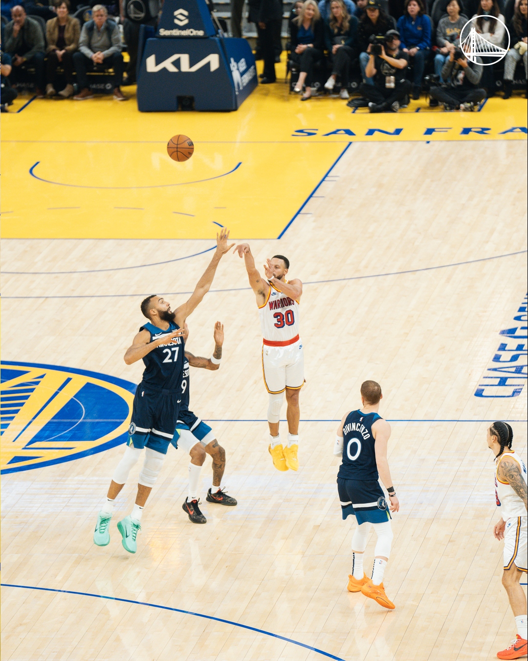 球员个人技术表现抢眼，助球队取胜