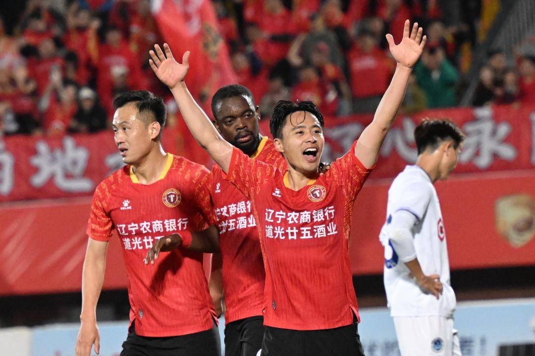 大连一方凭借团队合作奋力胜利，实力逐渐显现