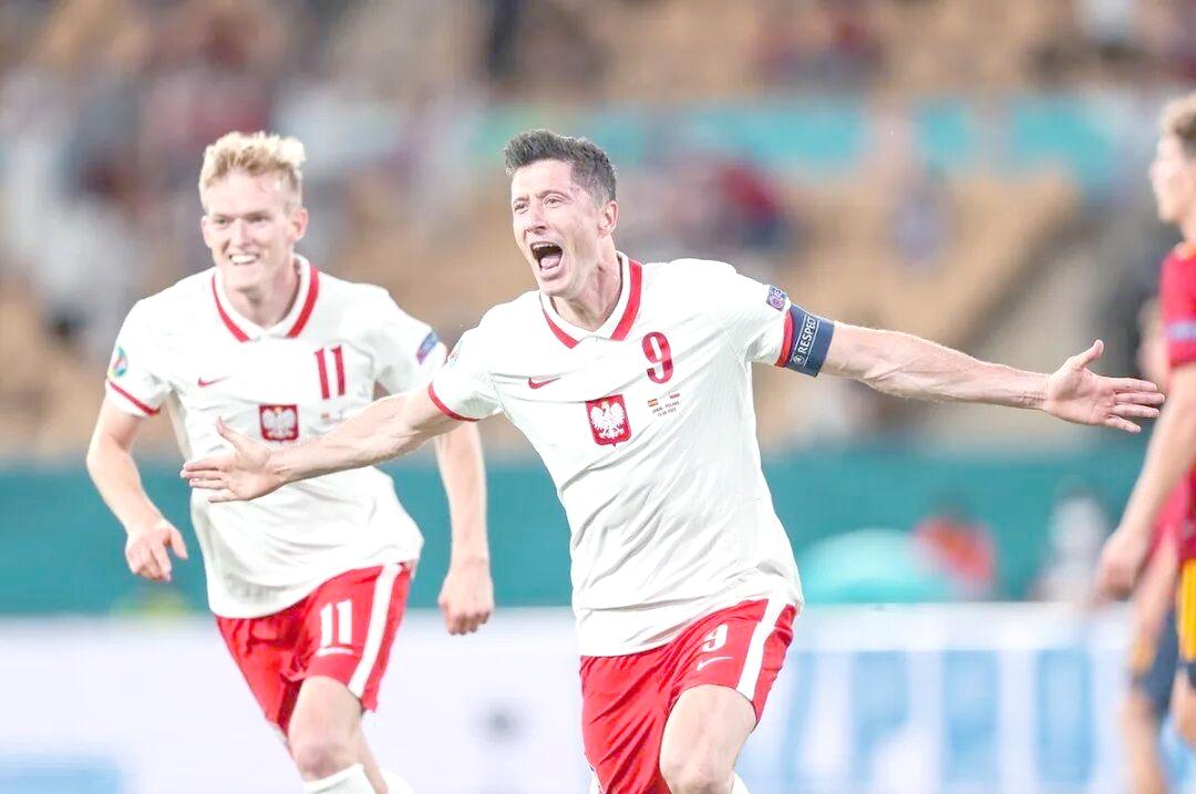 欧洲杯展开激烈对决：球队拼尽全力谋求进步