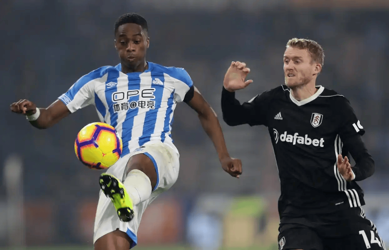 哈德斯菲尔德客场逆袭，离降级区稍远