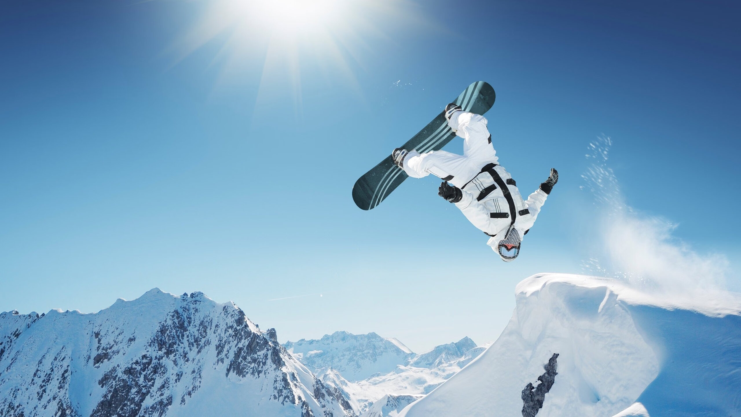 赛道上的逆袭，周冠宇高光表现，梅赛德斯鏖战迈凯伦