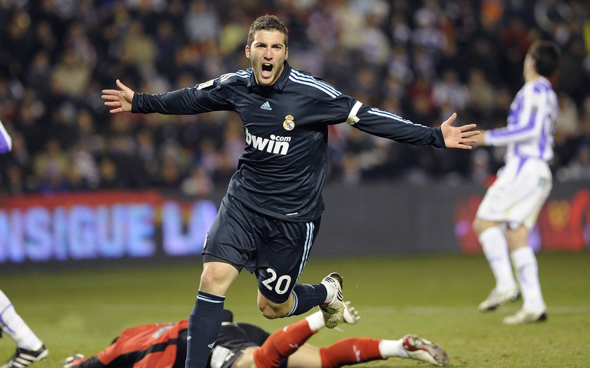 格纳布里扛起全队，英格兰完胜丹麦背后的战术革命与领袖诞生